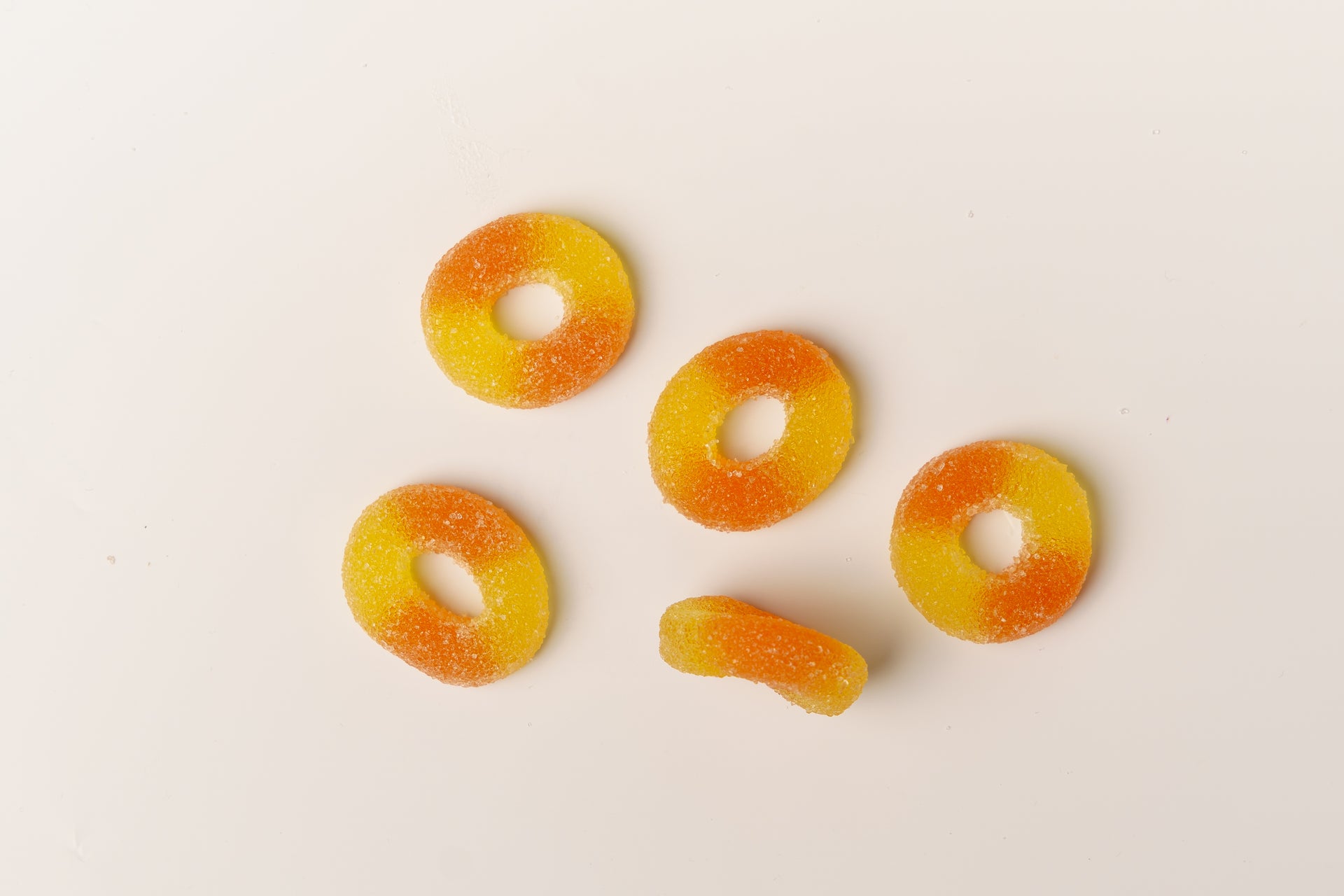 Skwish Sour Peach Rings — gummies